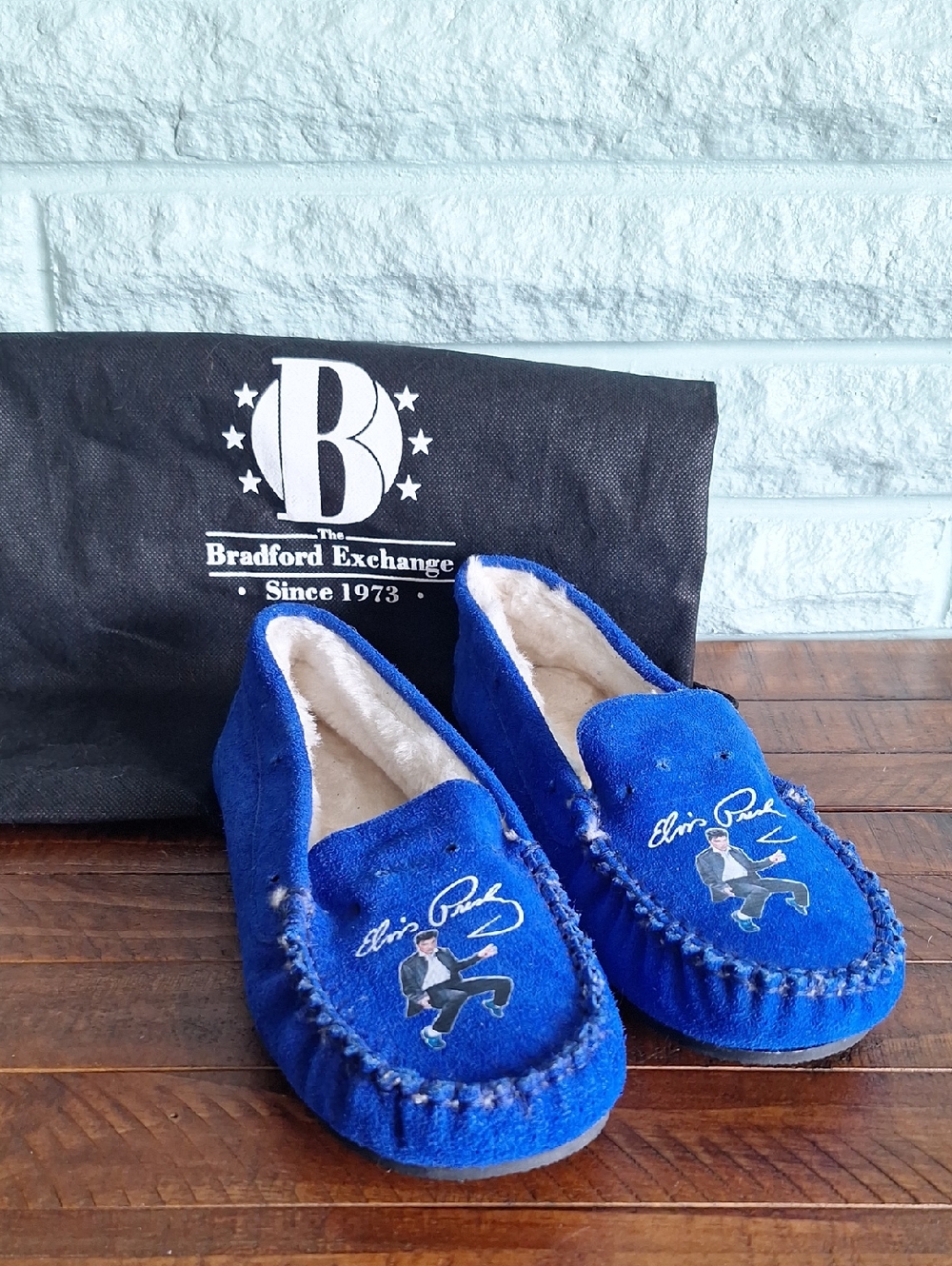 2023 Bradford Exchange Womens Elvis Presley Dancing Blues Suede Moccasins Size 9